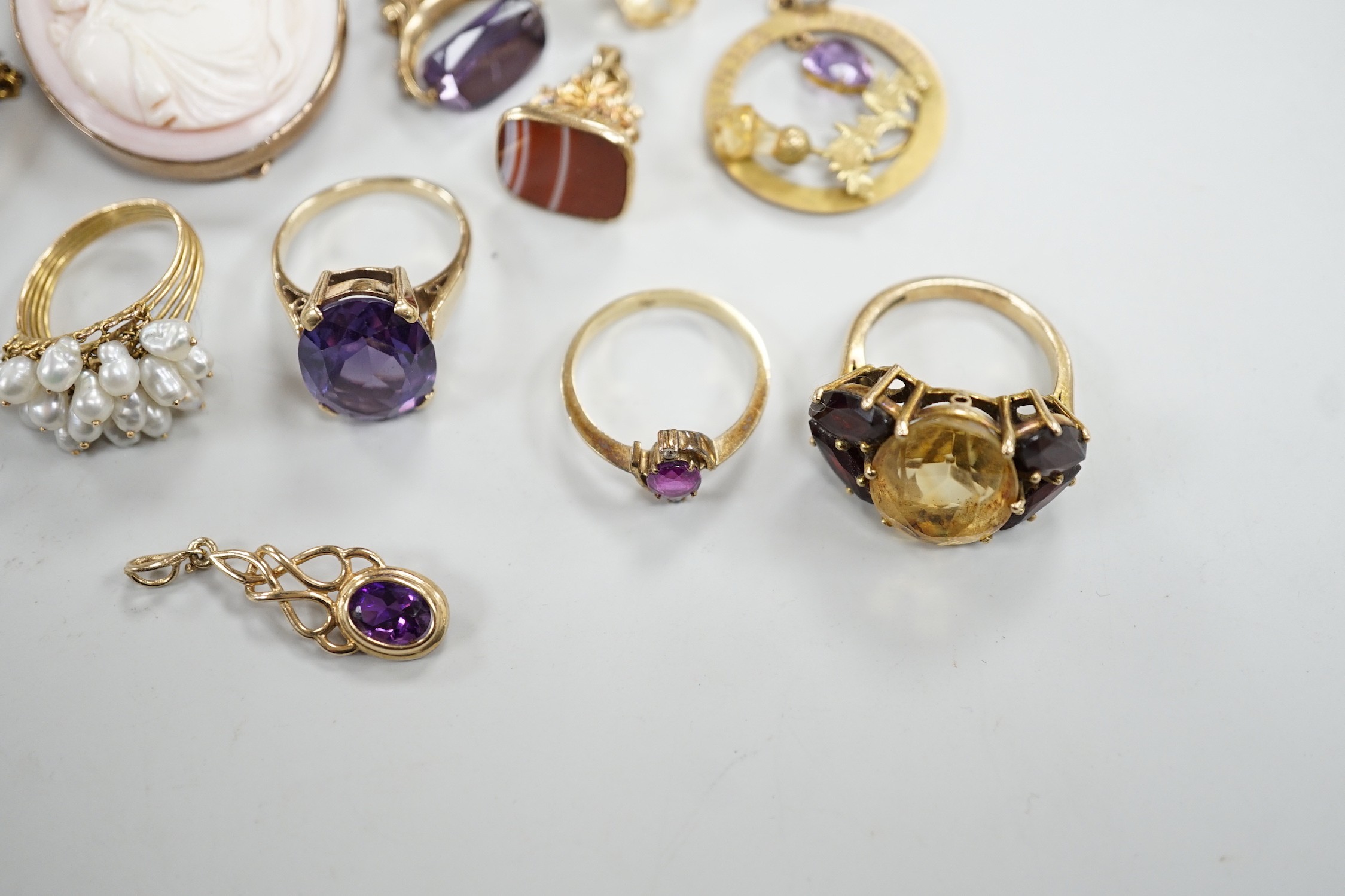 Mixed jewellery including two yellow metal mounted cameo shell brooches, one stamped 9c, two 9ct gold rings and a 585 ring, four other yellow metal and gem set rings and four pendants including two 9ct, one inscribed 'Di